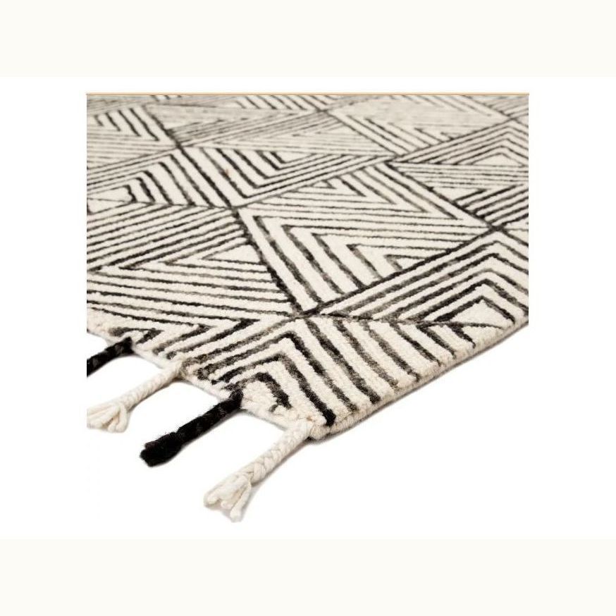 5'x8' Black & Ivory Geometric Rug